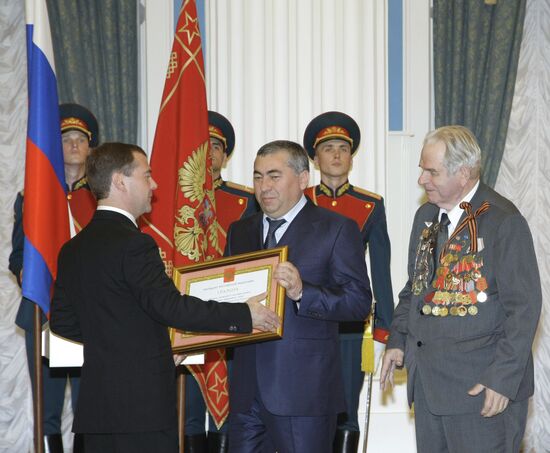 Dmitry Medvedev bestows City of Military Glory honorary title