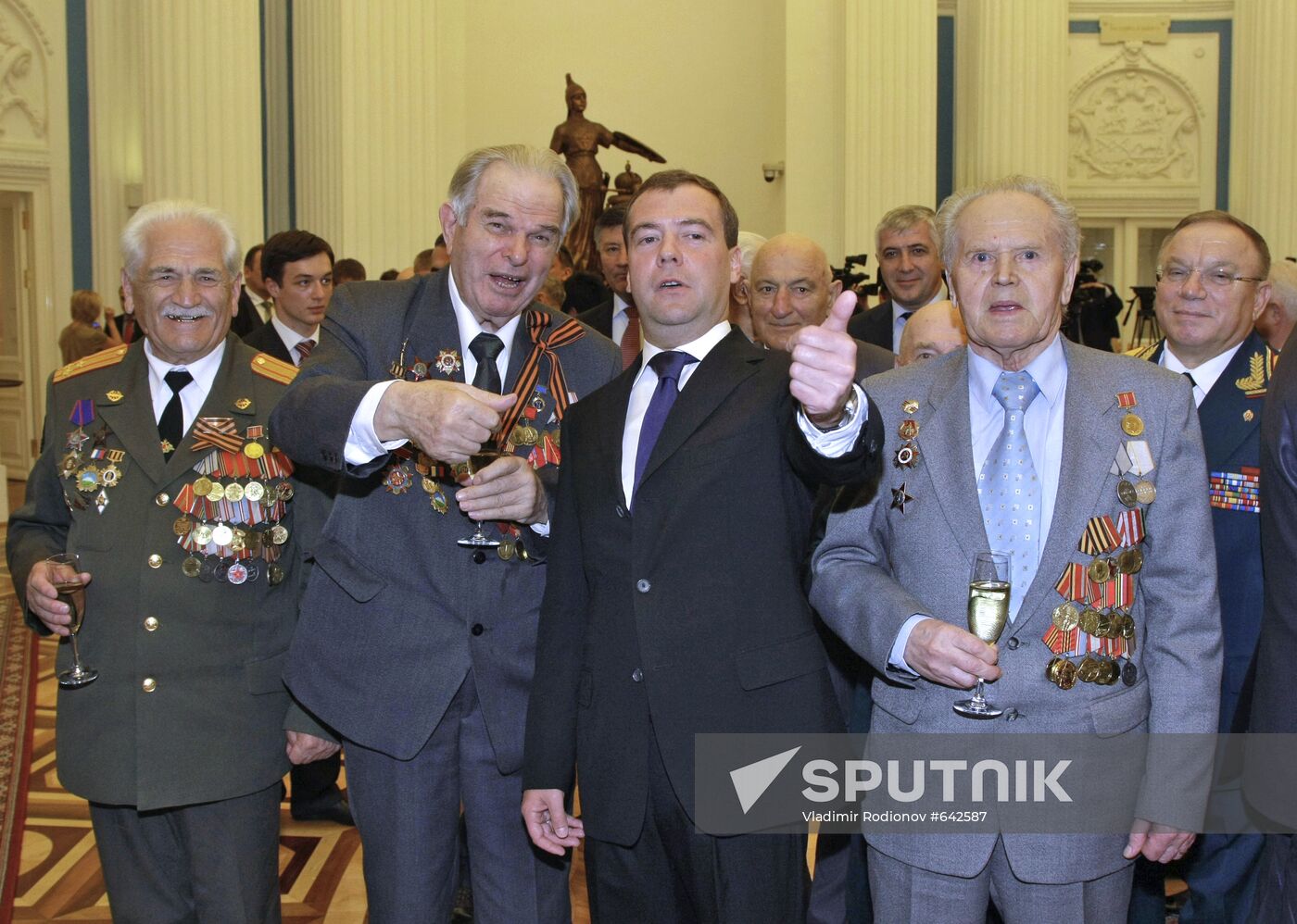 Dmitry Medvedev bestows City of Military Glory honorary title