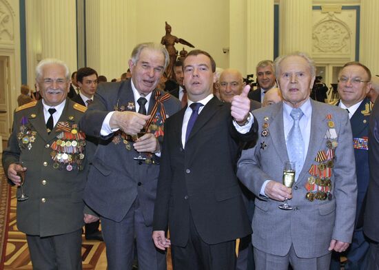 Dmitry Medvedev bestows City of Military Glory honorary title