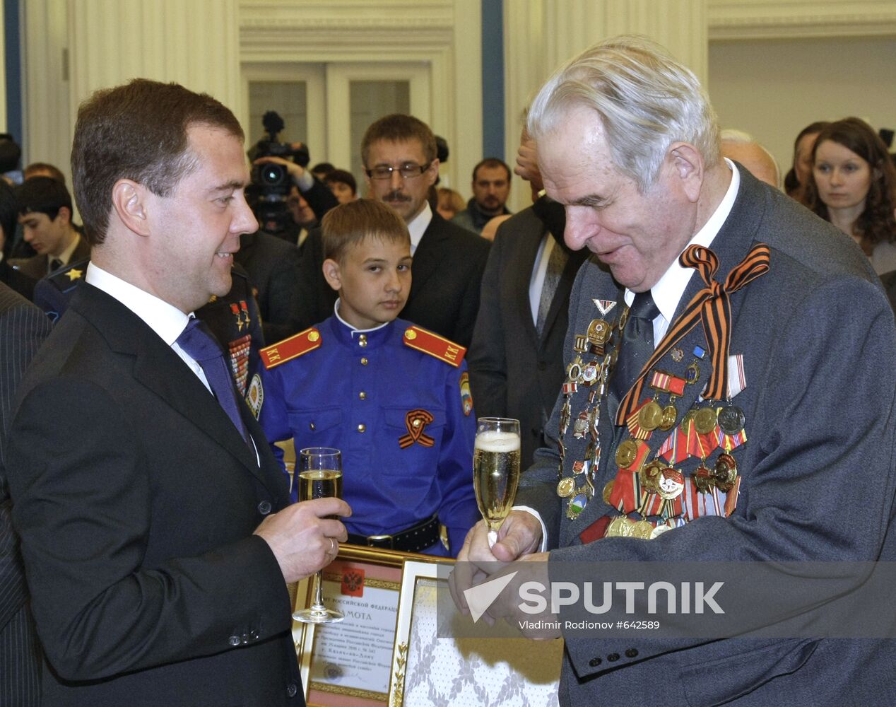 Dmitry Medvedev bestows City of Military Glory honorary title