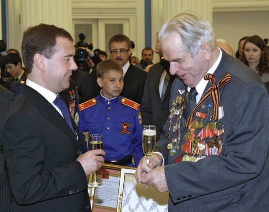 Dmitry Medvedev bestows City of Military Glory honorary title