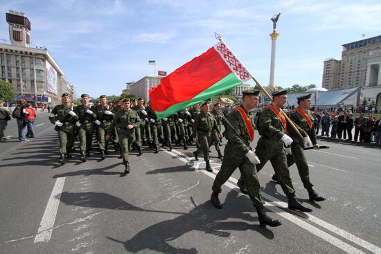 Armed forces rehearse for joint parade in Kiev