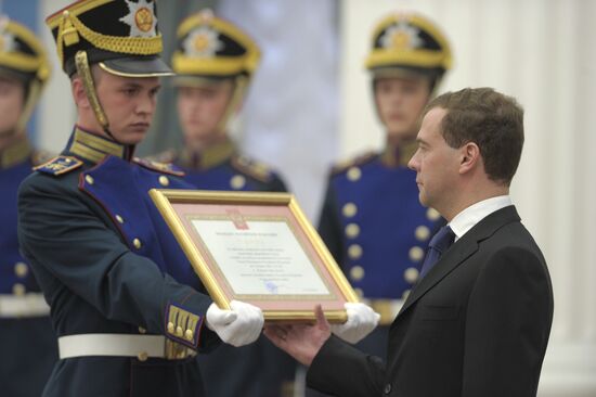 Dmitry Medvedev bestows City of Military Glory honorary title