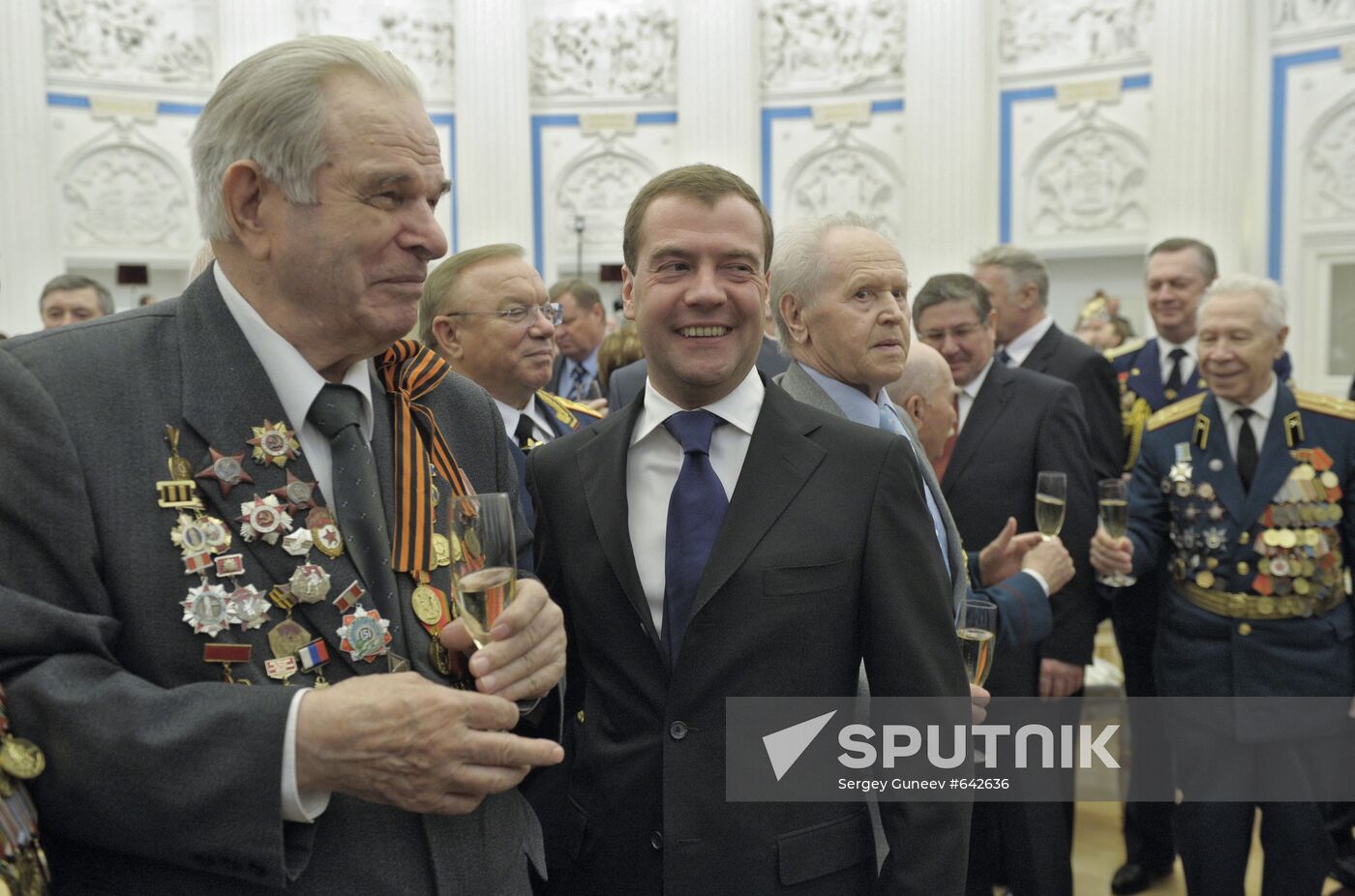 Dmitry Medvedev bestows City of Military Glory honorary title