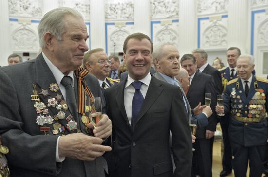 Dmitry Medvedev bestows City of Military Glory honorary title