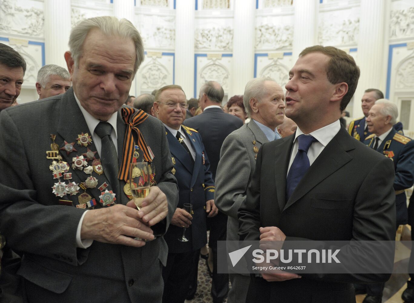 Dmitry Medvedev bestows City of Military Glory honorary title