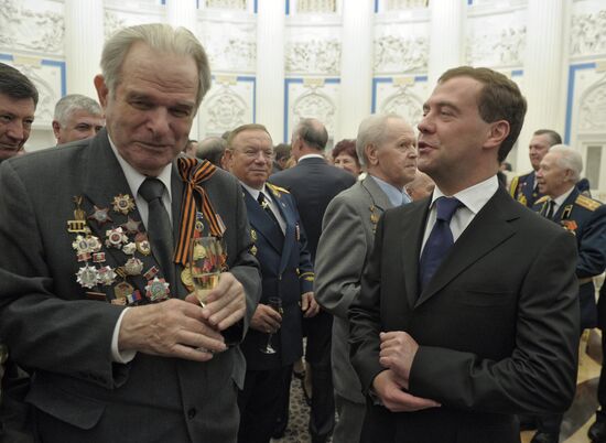 Dmitry Medvedev bestows City of Military Glory honorary title