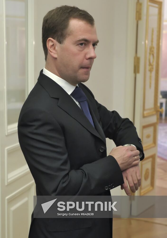 Dmitry Medvedev bestows City of Military Glory honorary title