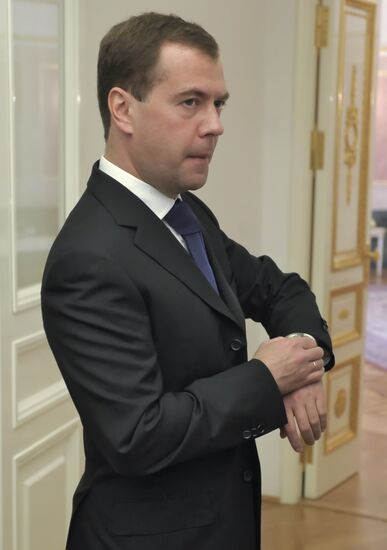 Dmitry Medvedev bestows City of Military Glory honorary title
