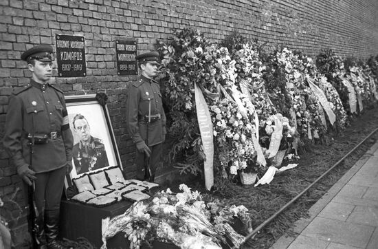 Last respects for the USSR pilot-cosmonaut Vladimir Komarov