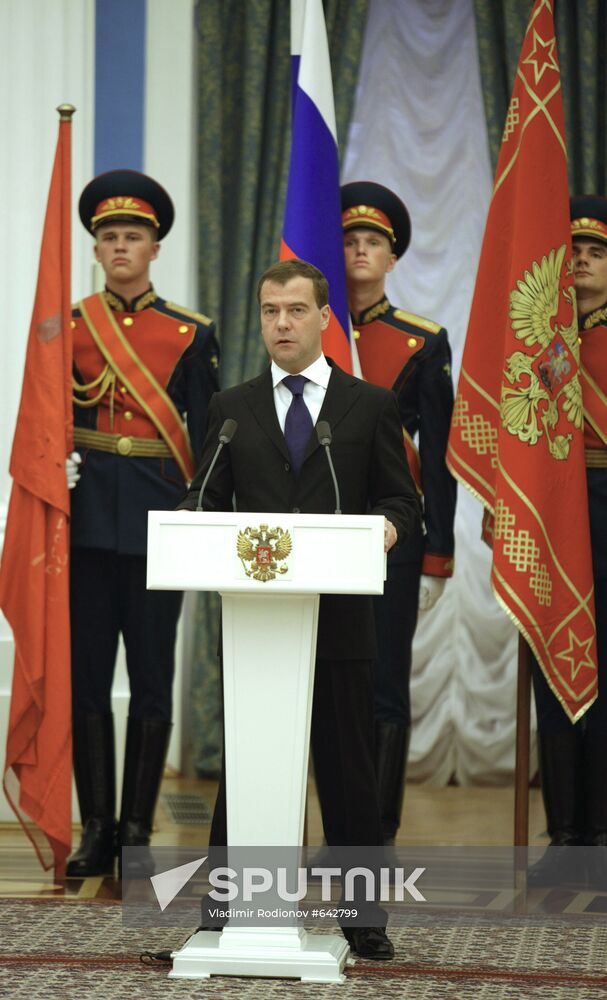 Dmitry Medvedev bestows City of Military Glory honorary title