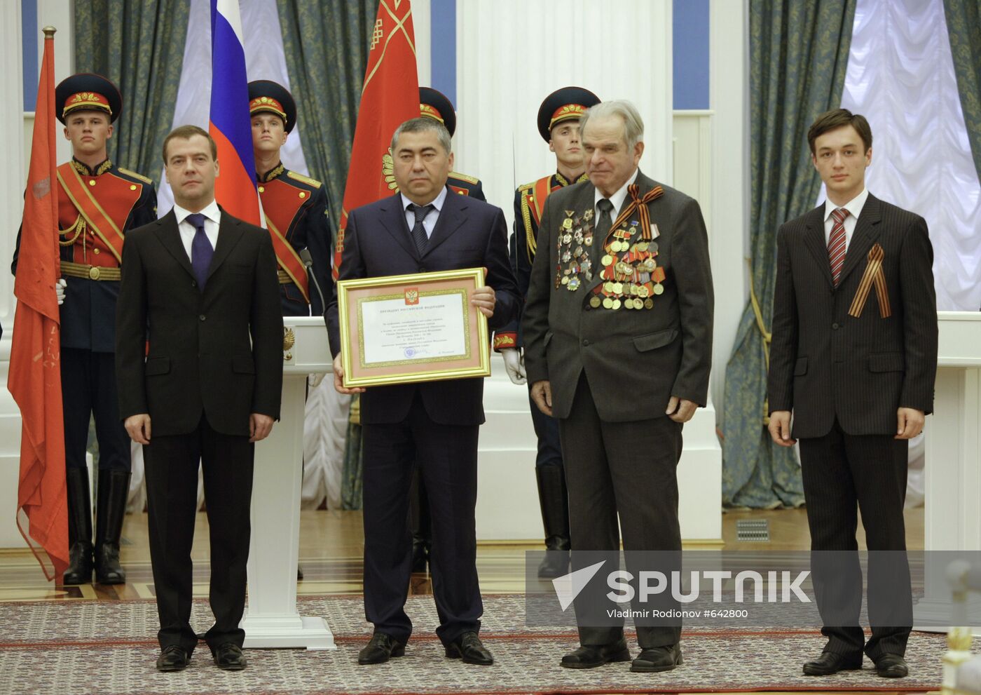 Dmitry Medvedev bestows City of Military Glory honorary title