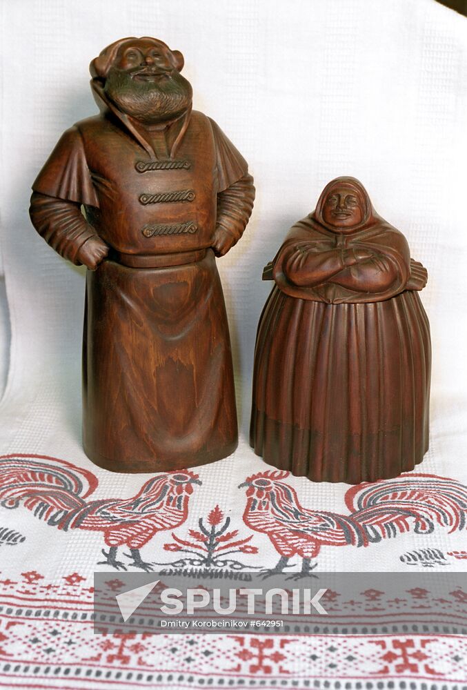 Figurines "Merchant and his wife"