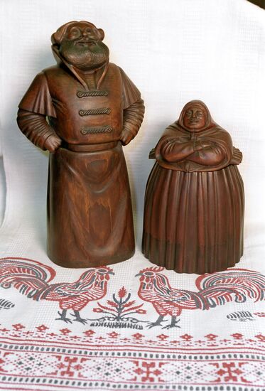 Figurines "Merchant and his wife"