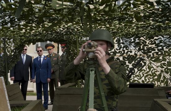 Dmitry Medvedev visits Tamanskaya brigade