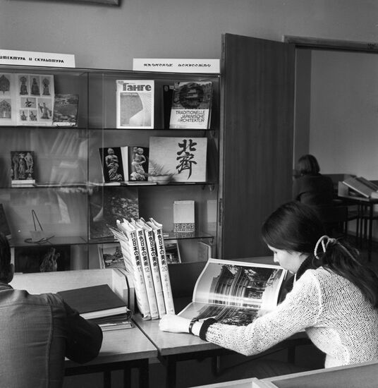 Exhibition of books on Japanese sculpture and architecture