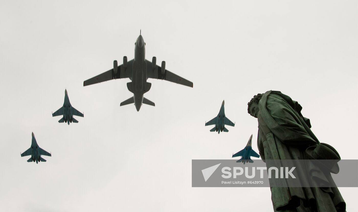 Su-27 tactical fighters and A-50