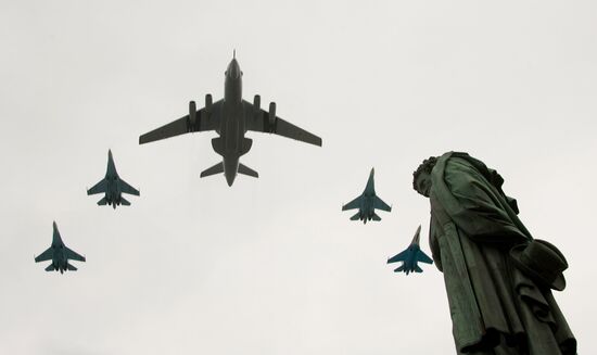 Su-27 tactical fighters and A-50