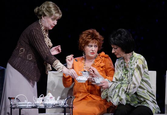 Media prerview of the play "Indian Summer"