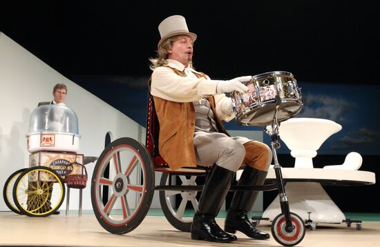 Media overview of "The Easy Money" play at Pushkin Theater