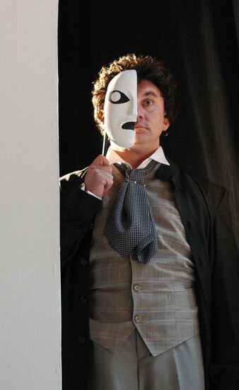 Media overview of "The Easy Money" play at Pushkin Theater