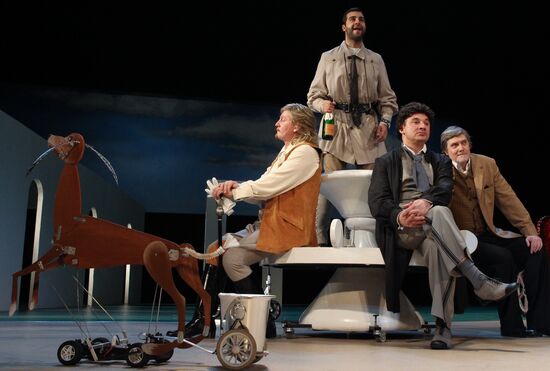 Media overview of "The Easy Money" play at Pushkin Theater