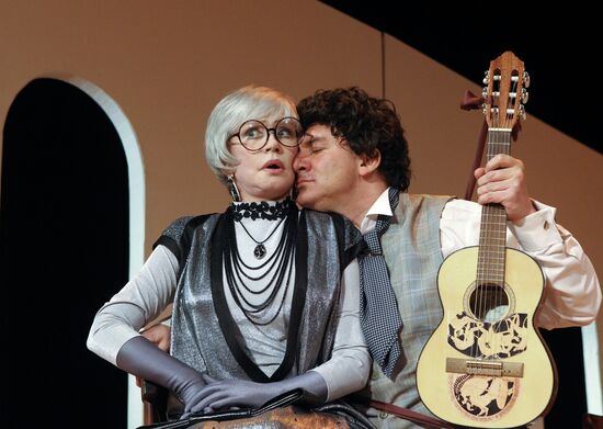 Media overview of "The Easy Money" play at Pushkin Theater