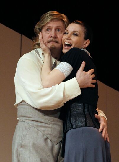 Media overview of "The Easy Money" play at Pushkin Theater