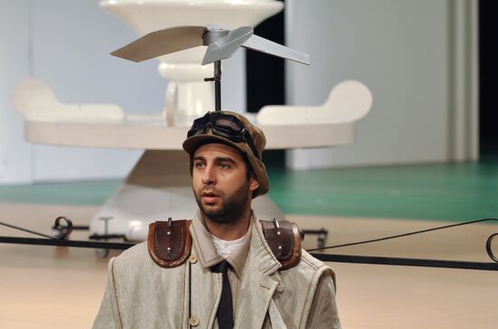 Media overview of "The Easy Money" play at Pushkin Theater