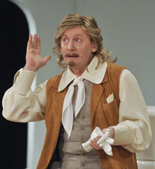 Media overview of "The Easy Money" play at Pushkin Theater