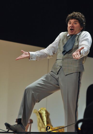 Media overview of "The Easy Money" play at Pushkin Theater