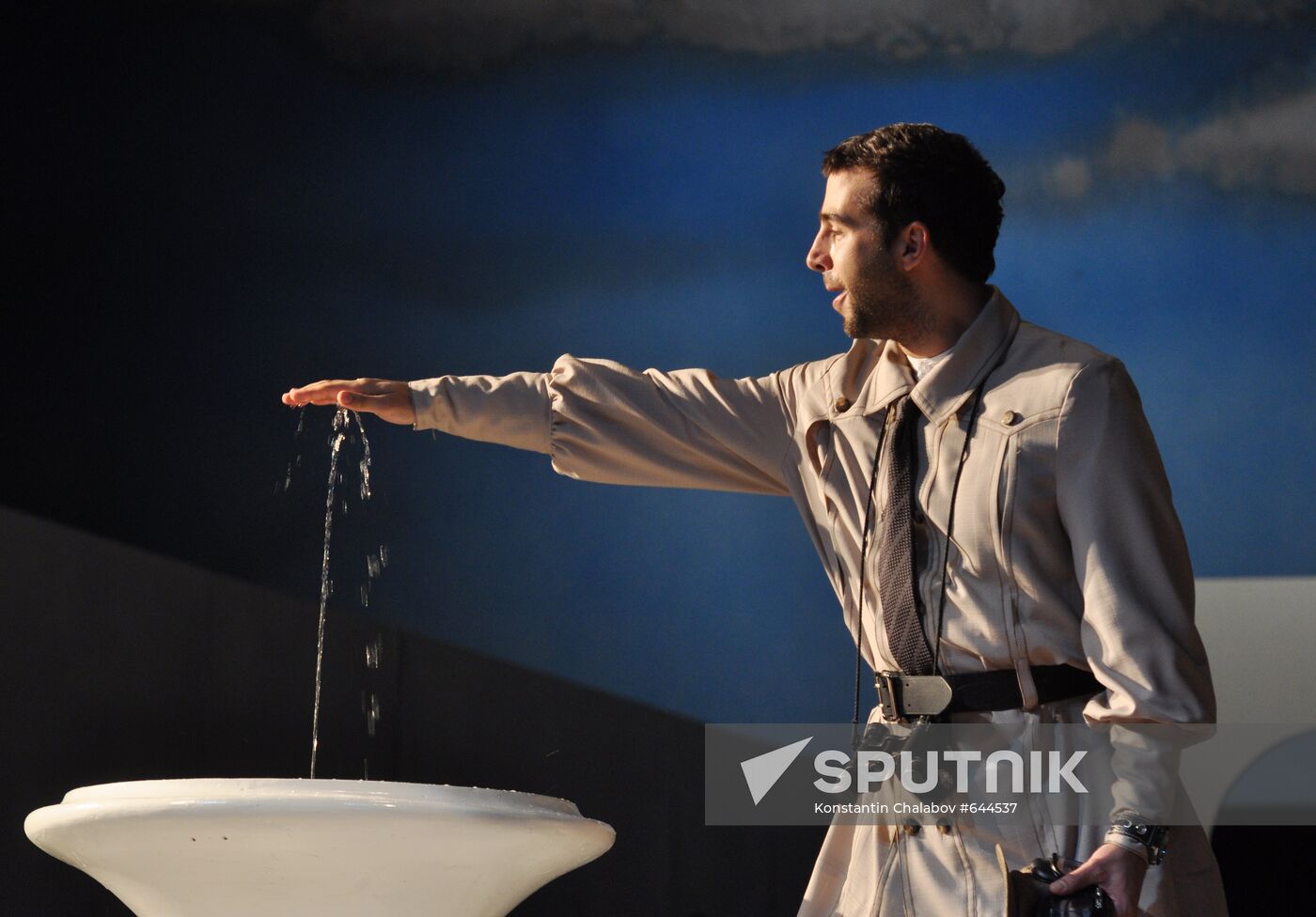 Media overview of "The Easy Money" play at Pushkin Theater