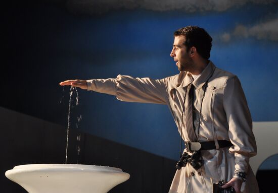 Media overview of "The Easy Money" play at Pushkin Theater