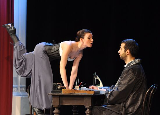 Media overview of "The Easy Money" play at Pushkin Theater