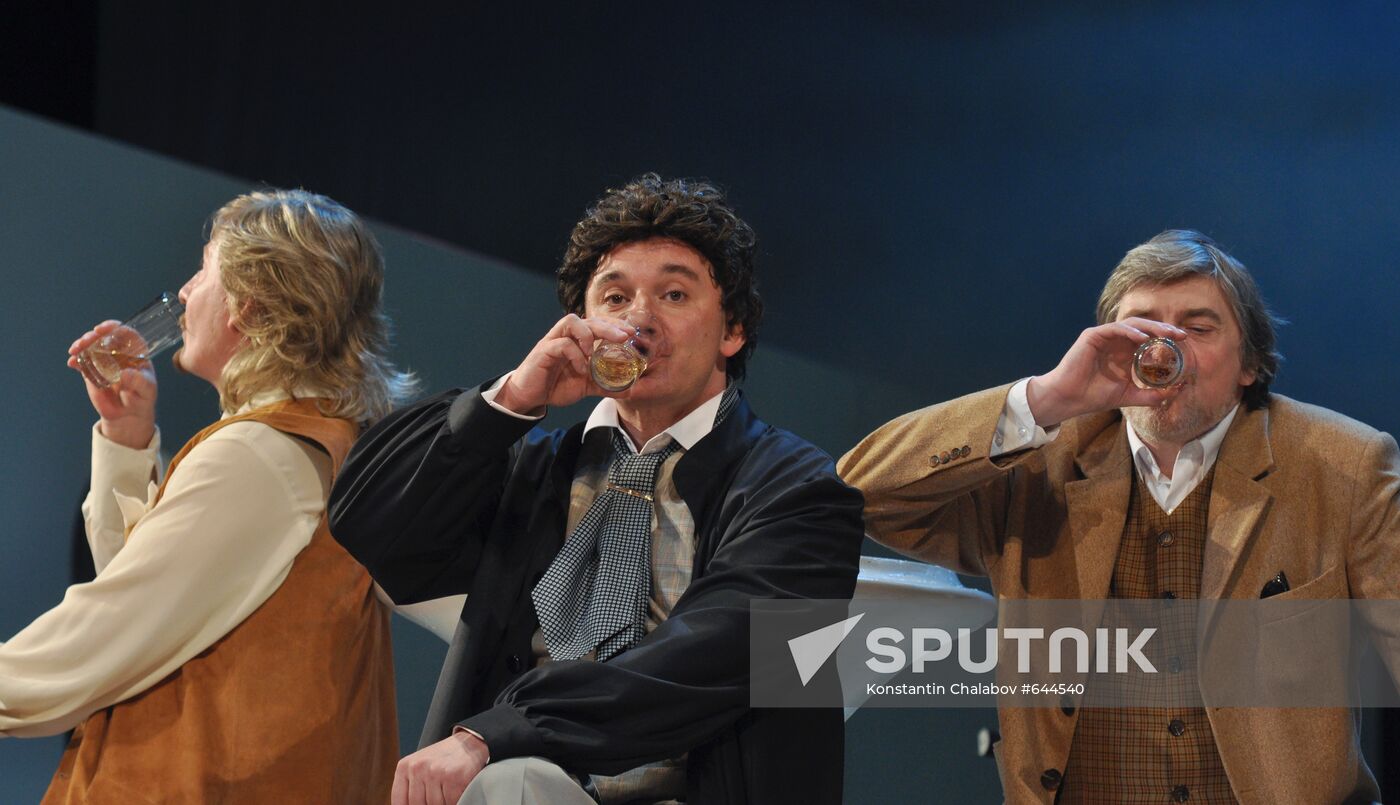 Media overview of "The Easy Money" play at Pushkin Theater