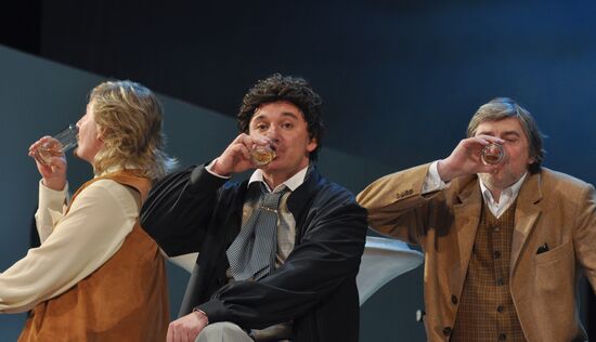 Media overview of "The Easy Money" play at Pushkin Theater