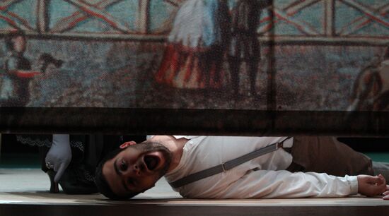 Media overview of "The Easy Money" play at Pushkin Theater