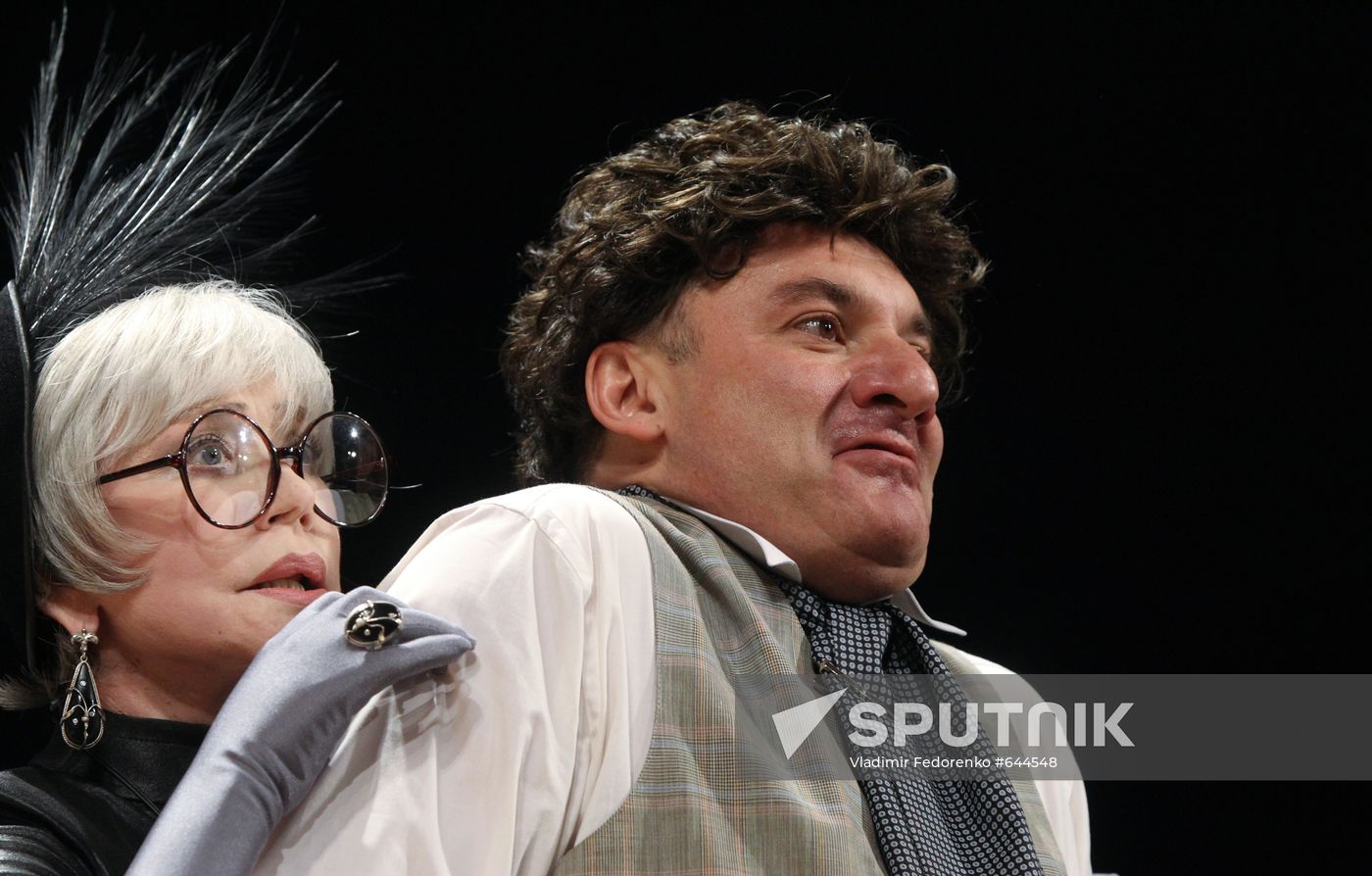 Media overview of "The Easy Money" play at Pushkin Theater