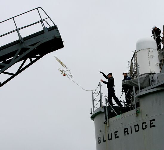 USS Blue Ridge arrives in Vladivostok