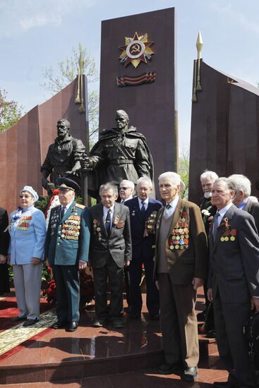 Soldier and Worker monument unveiled