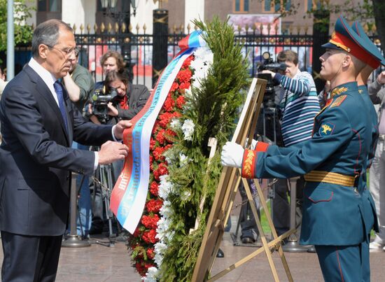 Sergei Lavrov lays wreath at Tomb of Unknown Soldier