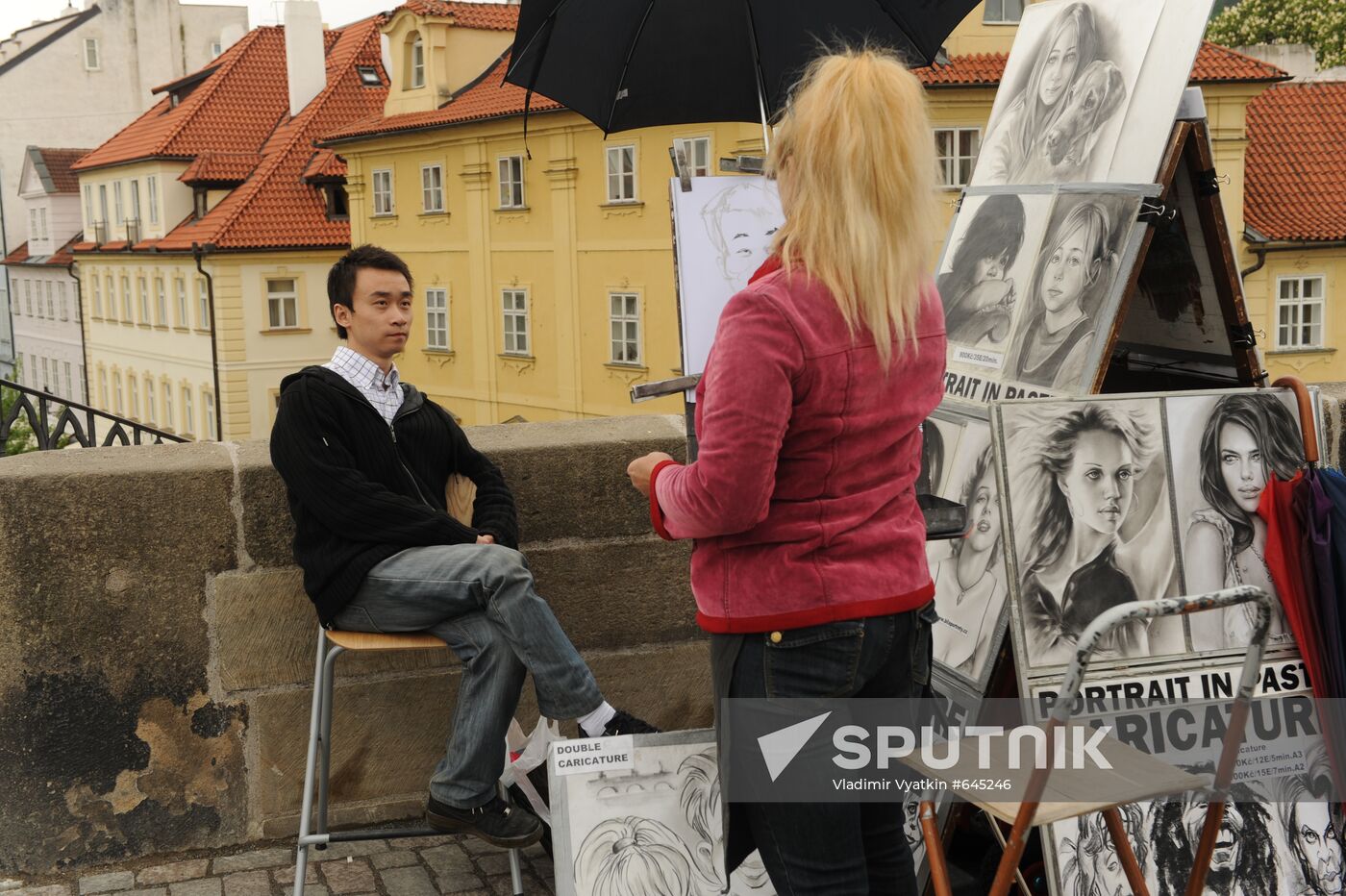 Street artist at the center of the Old Town in Prague. Location: Czech Republic, Prague. Author: Vladimir Vyatkin/Sputnik. Street artist