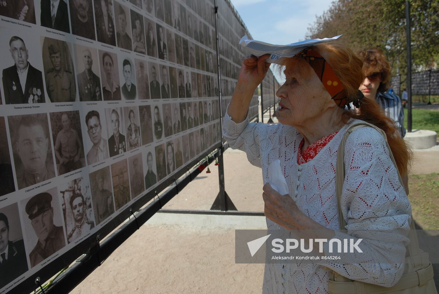 Chelyabinsk resident near "The Wall of Memory"