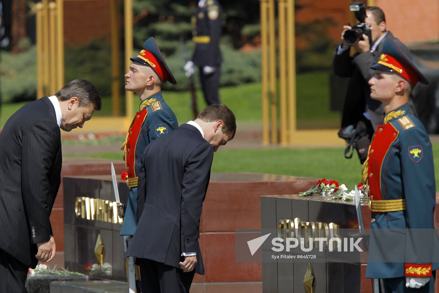Unveiling City of Military Glory stele in Alexander's Garden