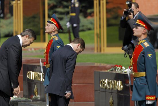 Unveiling City of Military Glory stele in Alexander's Garden