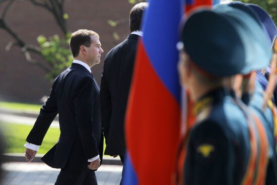 Unveiling City of Military Glory stele in Alexander's Garden