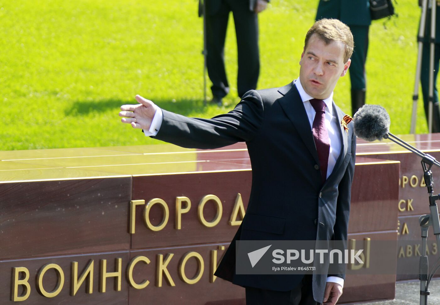 Unveiling City of Military Glory stele in Alexander's Garden