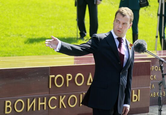 Unveiling City of Military Glory stele in Alexander's Garden