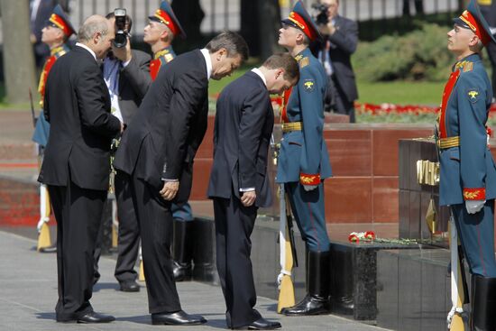 Unveiling City of Military Glory stele in Alexander's Garden