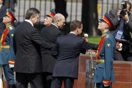 Unveiling City of Military Glory stele in Alexander's Garden